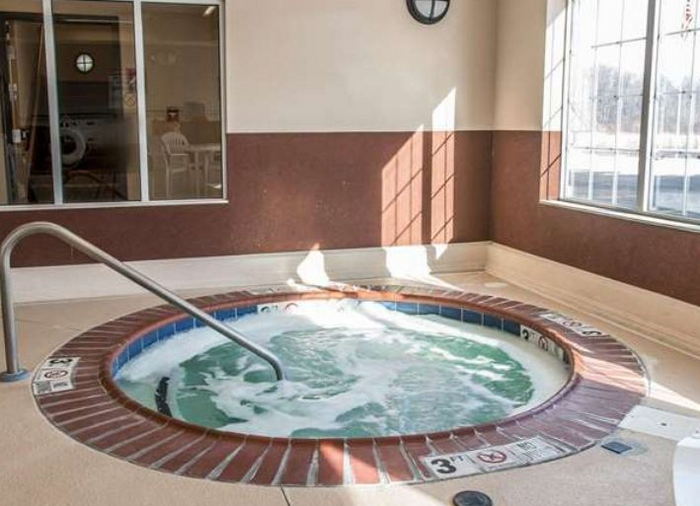 Edgewood Motel (Quality Inn, Comfort Inn, Super Inn) - From Web Listing (newer photo)